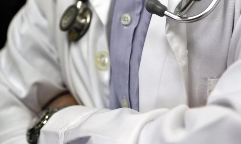 Υποχρεωτικός εμβολιασμός: "Βαριά" πρόστιμα ως...10.000 ευρώ για ανεμβολίαστους ιδιώτες γιατρούς και φαρμακοποιούς